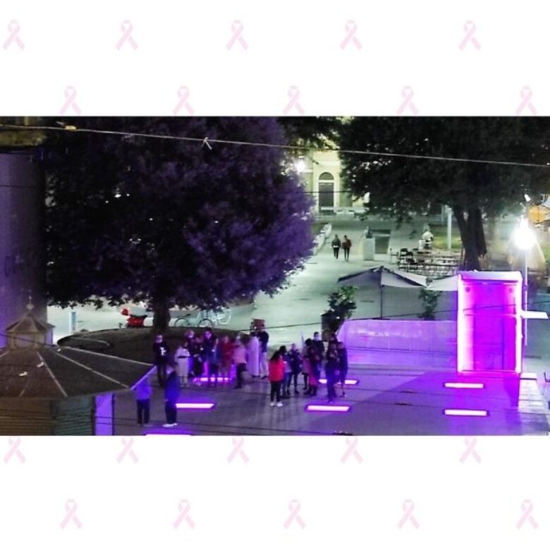 Piazza Mazzini si illumina di fucsia